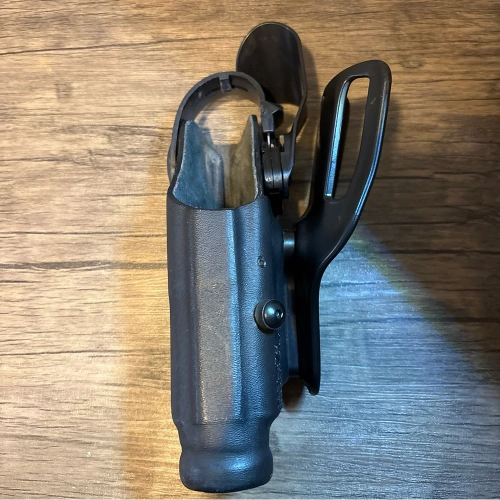 Safariland 070 SSIII Mid-Ride Level III Retention Duty Holster (right-hand draw)